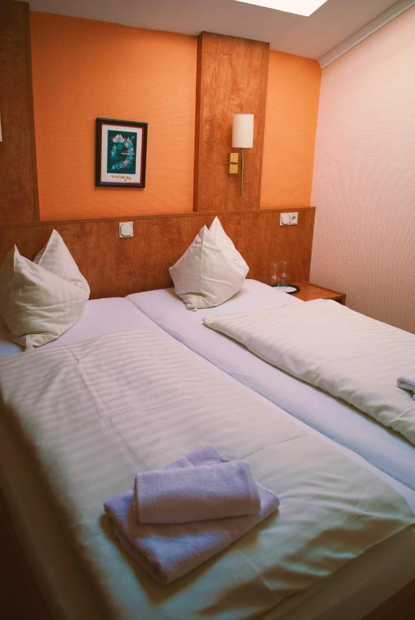 ויילבורג Hotel Am Bahnhof מראה חיצוני תמונה