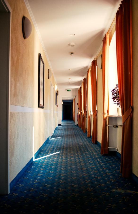 ויילבורג Hotel Am Bahnhof מראה חיצוני תמונה